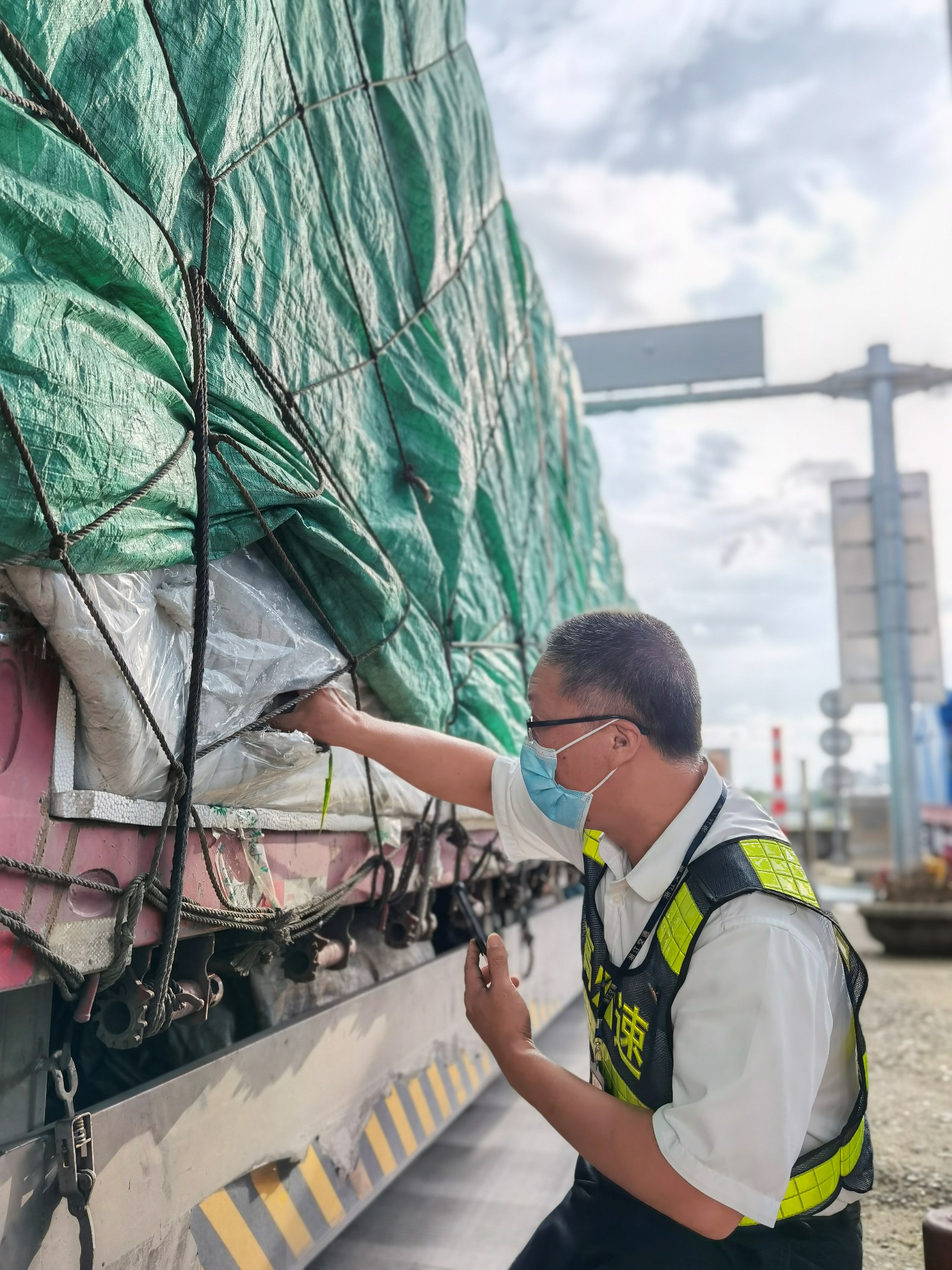 1629448307797694.png 陸冰在查驗綠農車周峰拍攝.png