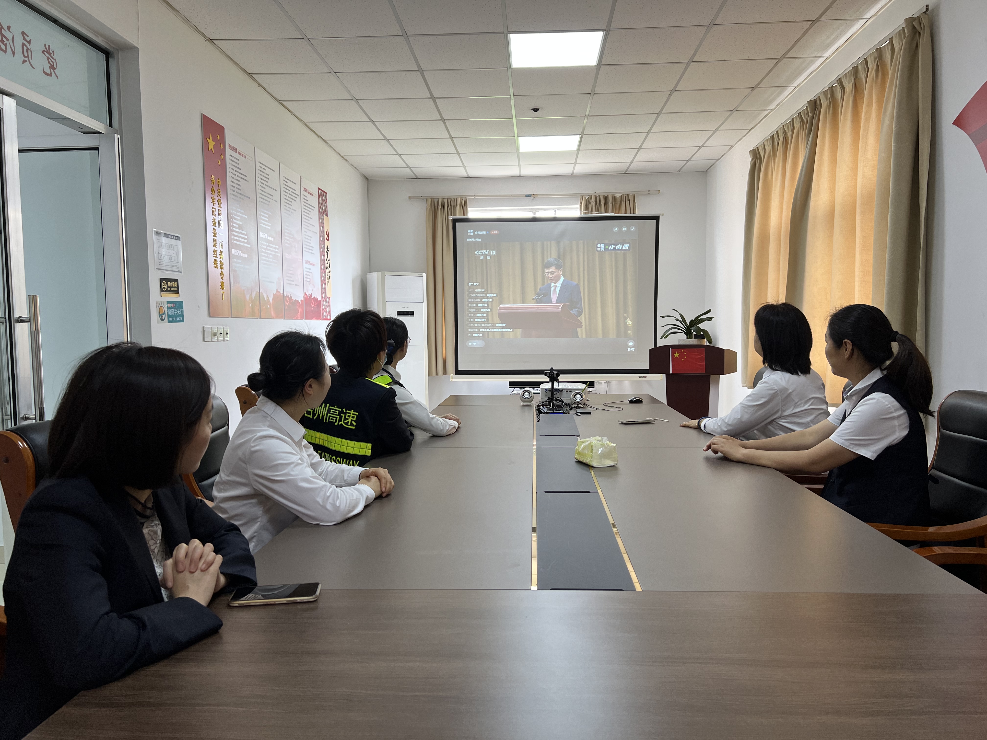 1652239371217426.jpg 臨海南收費所團(tuán)支中組織收看大會直播.jpg