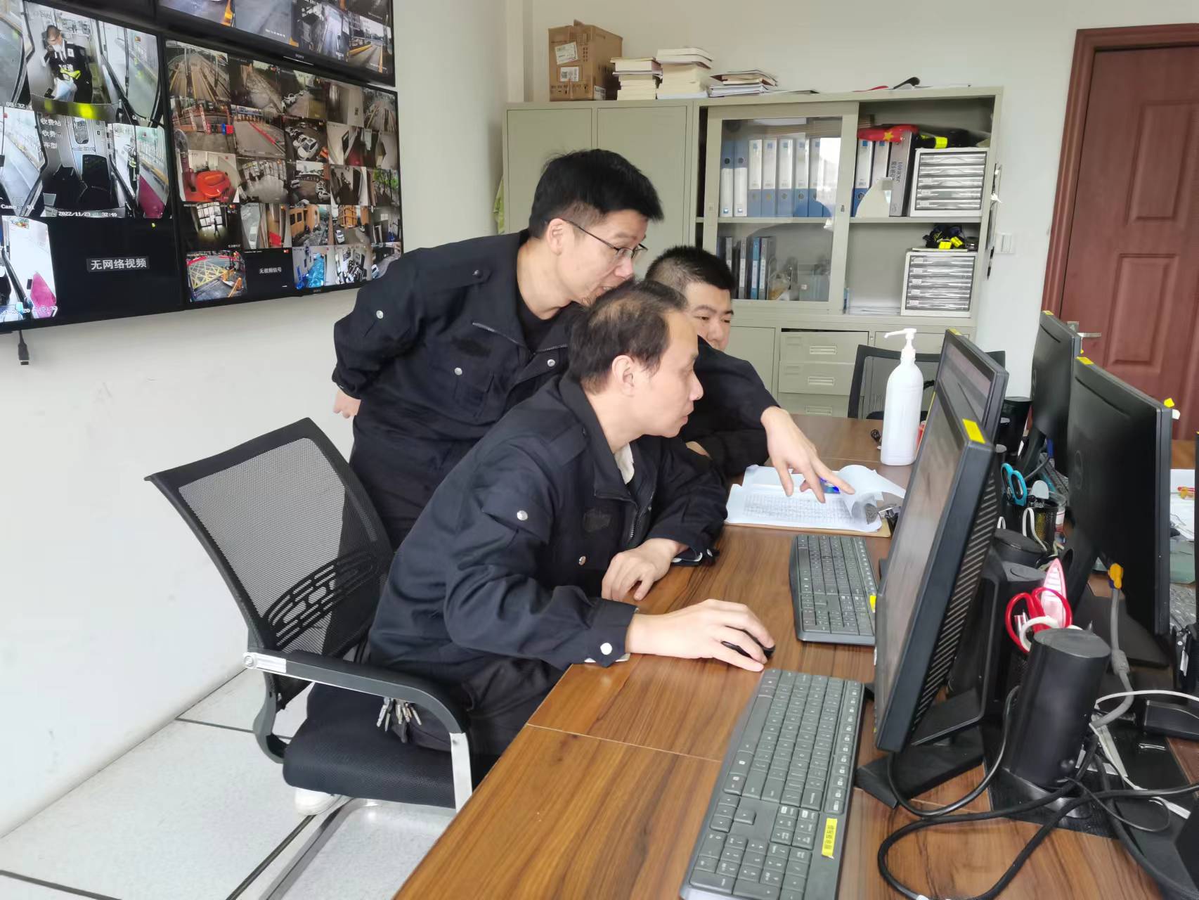 1669189335112785.jpg 圖為工作人員對內(nèi)網(wǎng)計算機安裝新殺毒軟件.jpg