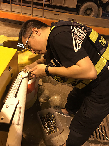 圖為堅守一線的工作人員 陳瑩攝.jpg